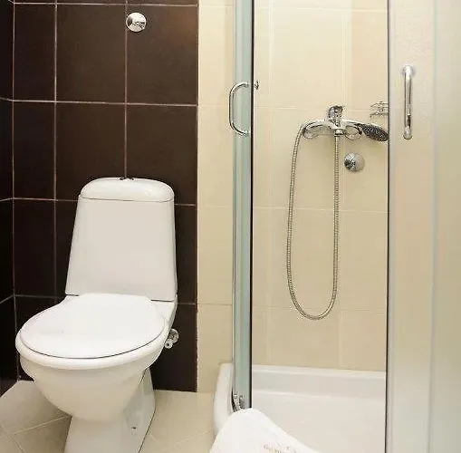 Lux A38, Kraljevi Cardaci, アパート